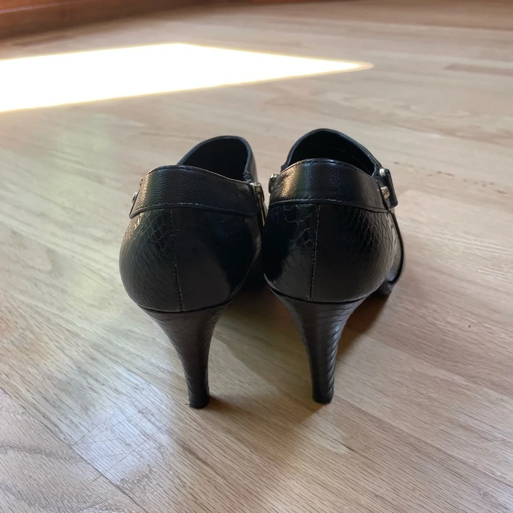 Bandolino Black Leather Heels Booties Size 8 in Excellent Condition - Picture 6 of 8